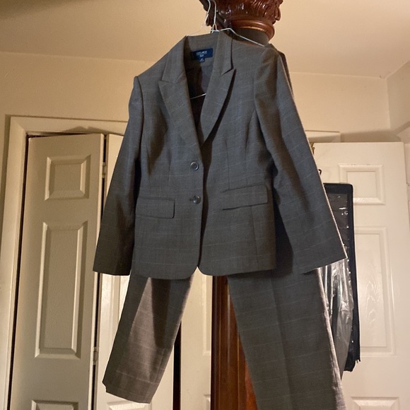 2piece pant suit like a grey tweed lined big buttons wide collar - Picture 2 of 8